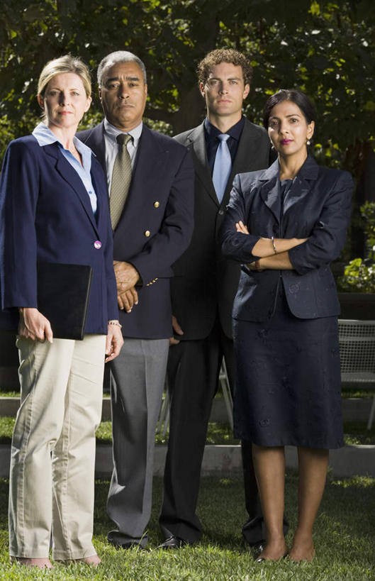 西方人,四个人,同事,商务人士,商务男性,商务女性,站,双手交叉,竖图,室外,白天,正面,衬衫,成功,合作,团队,集体,信心,草地,草坪,植物,欧洲,非洲,黑人,欧洲人,一排,阴影,套装,整齐,光线,影子,领带,注视,队伍,草,树,树木,排列,绿色,阳光,自然,观察,看,站着,生长,成长,观看,察看,领导,双手抱胸,象征,庄重,成就,队列,关注,商务装,身份,合伙,领袖,工薪阶层,正式,地位,男人,男性,年轻男性,女人,女性,中年男性,中年女性,白种人,非洲人,白领,上班族,站立,彩图,全身,衬衣