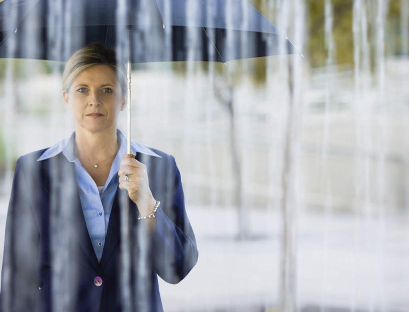 西方人,一个人,商务人士,商务女性,站,横图,室外,白天,正面,水,雨,植物,暴雨,大雨,欧洲,欧洲人,仅一个女性,仅一个人,一把,握,飞溅,套装,溅,伞,液体,雨伞,遮阳伞,水滴,拿,拿着,注视,阳伞,水珠,树,树木,绿色,自然,观察,看,站着,仅一个中年女性,握着,生长,成长,观看,细雨,察看,太阳伞,关注,喷洒,商务装,工薪阶层,女人,女性,中年女性,白种人,白领,上班族,小雨,站立,半身,彩图