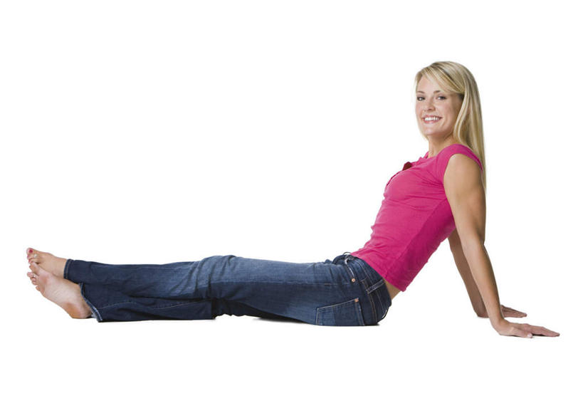 西方人,一个人,坐,笑,微笑,露齿笑,横图,室内,白天,白色背景,侧面,欧洲,欧洲人,仅一个年轻女性,仅一个女性,仅一个人,撑,服装,裤子,注视,牛仔裤,休闲装,光脚,衣服,粉色,观察,看,休闲,赤脚,休闲服,摄影,服饰,影棚,观看,察看,撑着,关注,年轻女性,女人,女性,白种人,坐着,彩图,全身,影棚拍摄,拍摄