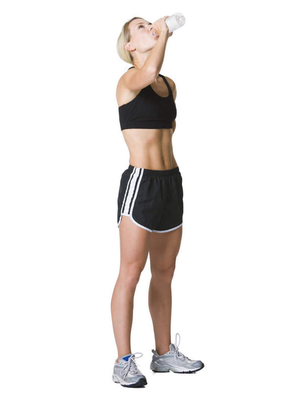 西方人,一个人,站,举,竖图,室内,白天,白色背景,侧面,运动服,运动鞋,水,鞋子,欧洲,欧洲人,仅一个年轻女性,仅一个女性,仅一个人,喝,握,服装,液体,拿,拿着,注视,饮用水,一个,衣服,黑色,瓶子,塑料制品,矿泉水,观察,看,托,站着,塑料瓶,握着,摄影,服饰,影棚,单个,观看,休闲鞋,察看,衣着,穿着,关注,蒸馏水,衣饰,年轻女性,女人,女性,白种人,举起,举手,举着,向上举,向上伸,向上托,站立,彩图,全身,影棚拍摄,拍摄,运动装