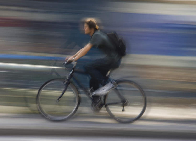 西方人,一个人,坐,横图,室外,白天,侧面,道路,路,公路,自行车,欧洲,欧洲人,仅一个男性,仅一个人,握,服装,朦胧,模糊,包,交通,旅行包,注视,休闲装,车,脚踏车,仅一个年轻男性,衣服,背包,交通工具,观察,看,骑车,休闲,休闲服,握着,服饰,观看,察看,关注,载具,旅游包,男人,男性,年轻男性,白种人,马路,坐着,彩图,全身,双肩包