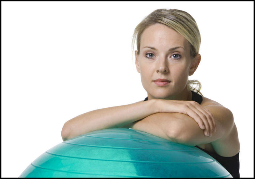 西方人,一个人,笑,双手交叉,微笑,横图,室内,白天,白色背景,正面,运动服,欧洲,欧洲人,仅一个年轻女性,仅一个女性,仅一个人,服装,注视,一个,衣服,绿色,黑色,观察,看,趴着,健身球,摄影,服饰,影棚,单个,观看,瑜伽球,察看,双手抱胸,衣着,穿着,关注,衣饰,年轻女性,女人,女性,白种人,趴,半身,彩图,影棚拍摄,拍摄,运动装