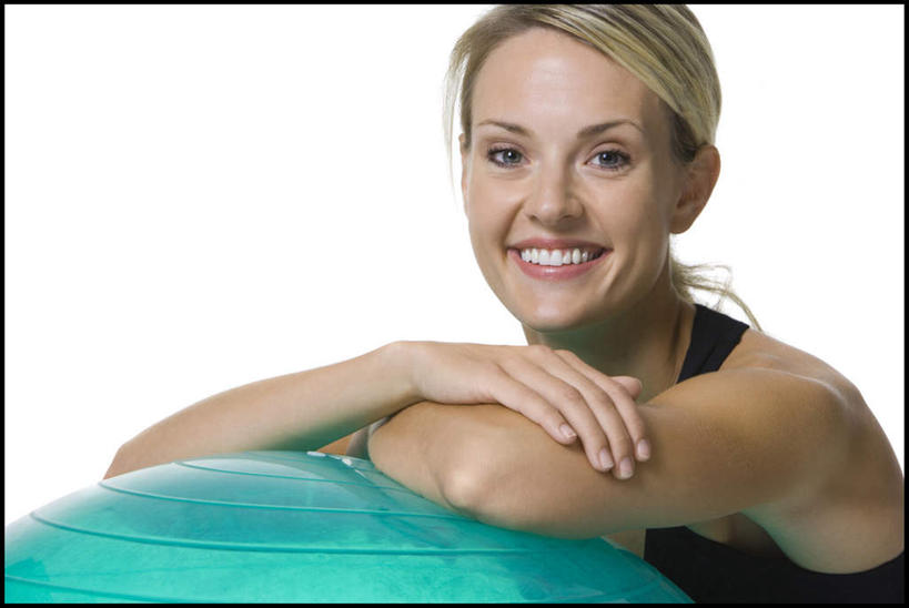 西方人,一个人,笑,双手交叉,微笑,露齿笑,横图,室内,白天,白色背景,正面,运动服,欧洲,欧洲人,仅一个年轻女性,仅一个女性,仅一个人,服装,注视,一个,衣服,绿色,黑色,观察,看,趴着,健身球,摄影,服饰,影棚,单个,观看,瑜伽球,察看,双手抱胸,衣着,穿着,关注,衣饰,年轻女性,女人,女性,白种人,趴,半身,彩图,影棚拍摄,拍摄,运动装