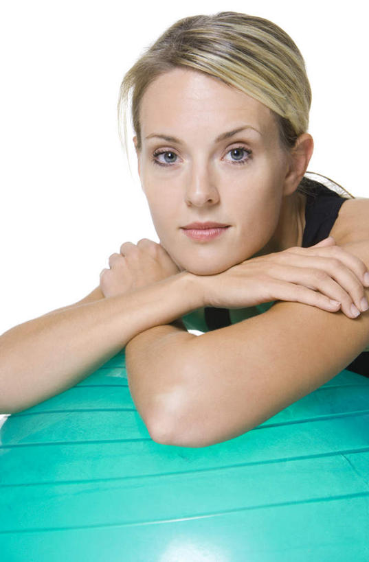 西方人,一个人,笑,双手交叉,微笑,竖图,室内,白天,白色背景,正面,运动服,欧洲,欧洲人,仅一个年轻女性,仅一个女性,仅一个人,服装,注视,一个,衣服,绿色,黑色,观察,看,趴着,健身球,摄影,服饰,影棚,单个,观看,瑜伽球,察看,双手抱胸,衣着,穿着,关注,衣饰,年轻女性,女人,女性,白种人,趴,半身,彩图,影棚拍摄,拍摄,运动装