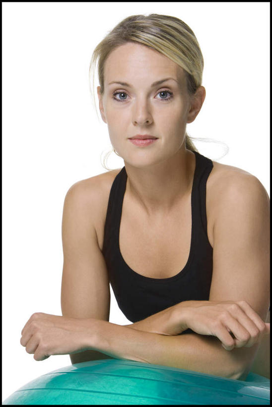 西方人,一个人,笑,双手交叉,微笑,竖图,室内,白天,白色背景,正面,运动服,欧洲,欧洲人,仅一个年轻女性,仅一个女性,仅一个人,服装,注视,一个,衣服,绿色,黑色,观察,看,趴着,健身球,摄影,服饰,影棚,单个,观看,瑜伽球,察看,双手抱胸,衣着,穿着,关注,衣饰,年轻女性,女人,女性,白种人,趴,半身,彩图,影棚拍摄,拍摄,运动装