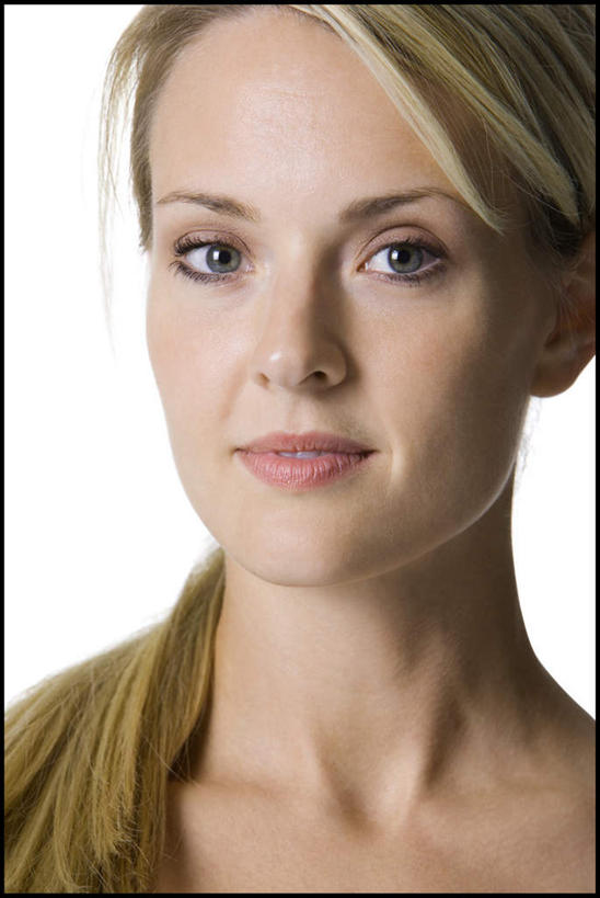 西方人,脸,头,脸颊,脖子,头发,一个人,笑,微笑,竖图,室内,特写,白天,白色背景,正面,欧洲,欧洲人,仅一个年轻女性,仅一个女性,仅一个人,注视,黄色,观察,看,摄影,影棚,观看,察看,关注,年轻女性,女人,女性,白种人,头部,长发,直发,脖,颈,颈部,脸部,脸蛋,面部,半身,彩图,影棚拍摄,拍摄