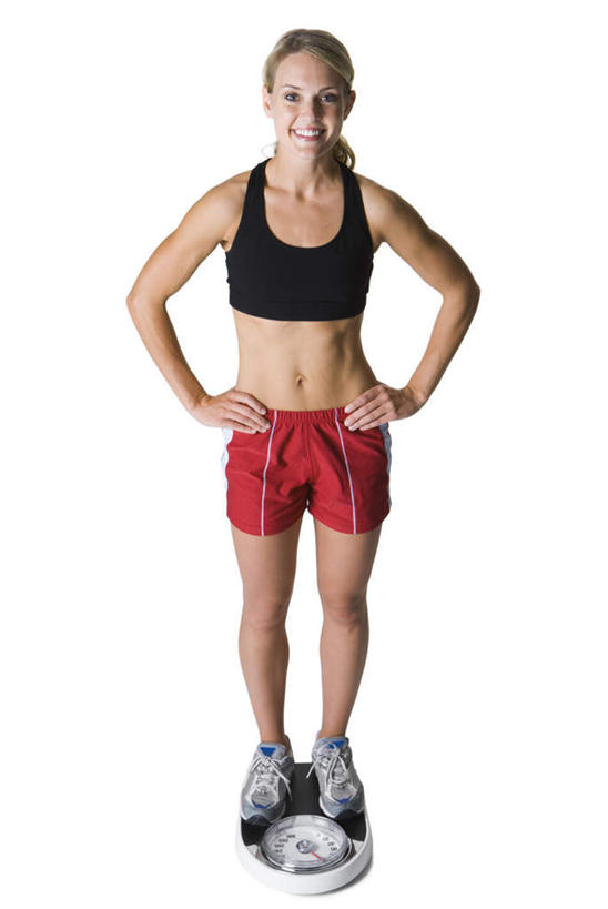 西方人,一个人,站,笑,微笑,露齿笑,竖图,室内,白天,白色背景,正面,运动服,仪器,欧洲,欧洲人,仅一个年轻女性,仅一个女性,仅一个人,服装,生活,注视,手叉腰,衣服,红色,黑色,叉腰,观察,看,站着,健康,摄影,服饰,影棚,观看,察看,衡量,双手叉腰,体重,衣着,穿着,关注,计量,衡器,健康秤,衣饰,年轻女性,女人,女性,白种人,秤,体重秤,站立,彩图,全身,影棚拍摄,拍摄,运动装