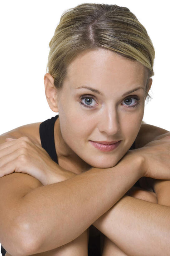 西方人,脸,头,脸颊,头发,一个人,坐,笑,双手交叉,微笑,竖图,室内,特写,白天,白色背景,正面,运动服,欧洲,欧洲人,仅一个年轻女性,仅一个女性,仅一个人,服装,注视,肩膀,衣服,黄色,黑色,观察,看,摄影,服饰,影棚,观看,察看,双手抱胸,衣着,穿着,关注,衣饰,年轻女性,女人,女性,白种人,头部,长发,直发,脸部,脸蛋,面部,坐着,半身,彩图,影棚拍摄,拍摄,运动装