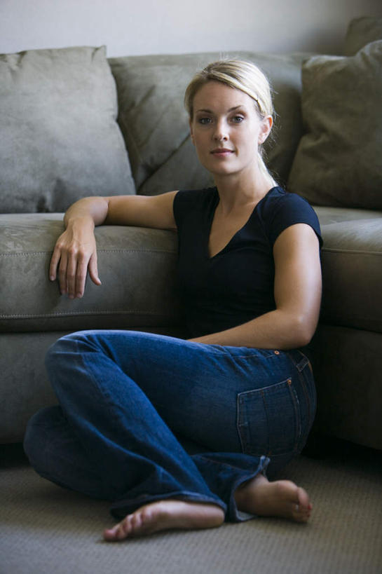 西方人,一个人,客厅,坐,竖图,室内,白天,侧面,地毯,靠垫,沙发,欧洲,欧洲人,仅一个年轻女性,仅一个女性,仅一个人,服装,裤子,装饰,编织,手工艺品,靠枕,织物,注视,牛仔裤,休闲装,衣服,黑色,工艺品,抱枕,枕头,观察,看,休闲,休闲服,服饰,观看,华丽,修饰,点缀,察看,起居室,关注,布艺沙发,衬托,美观,雅致,雅观,客堂,年轻女性,女人,女性,白种人,坐着,彩图,全身