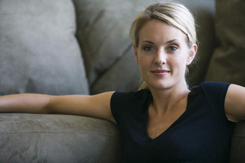 西方人,脸,头,脸颊,一个人,客厅,坐,笑,微笑,横图,室内,特写,白天,正面,靠垫,沙发,欧洲,欧洲人,仅一个年轻女性,仅一个女性,仅一个人,服装,靠枕,注视,休闲装,肩膀,衣服,黑色,抱枕,枕头,观察,看,休闲,休闲服,服饰,观看,察看,起居室,关注,布艺沙发,客堂,年轻女性,女人,女性,白种人,头部,脸部,脸蛋,面部,坐着,半身,彩图