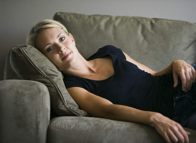 西方人,一个人,客厅,躺,笑,微笑,露齿笑,横图,室内,白天,正面,靠垫,沙发,欧洲,欧洲人,仅一个年轻女性,仅一个女性,仅一个人,服装,靠枕,注视,休闲装,衣服,黑色,抱枕,枕头,观察,看,休闲,休闲服,服饰,观看,察看,起居室,关注,布艺沙发,客堂,卧着,年轻女性,女人,女性,白种人,躺着,卧,半身,彩图