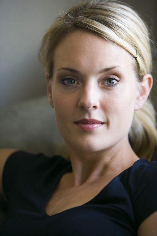 西方人,脸,头,脸颊,头发,一个人,客厅,笑,微笑,竖图,室内,特写,白天,正面,靠垫,沙发,欧洲,欧洲人,仅一个年轻女性,仅一个女性,仅一个人,服装,朦胧,模糊,靠枕,注视,休闲装,肩膀,衣服,黄色,黑色,抱枕,枕头,观察,看,休闲,休闲服,服饰,观看,察看,起居室,关注,布艺沙发,客堂,年轻女性,女人,女性,白种人,头部,长发,直发,脸部,脸蛋,面部,半身,彩图