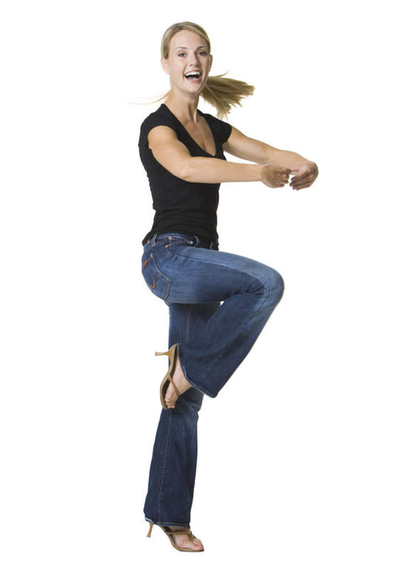 西方人,一个人,站,笑,微笑,露齿笑,竖图,室内,白天,白色背景,侧面,高跟鞋,时尚,跳舞,鞋子,欧洲,欧洲人,仅一个年轻女性,仅一个女性,仅一个人,服装,裤子,注视,牛仔裤,休闲装,衣服,黑色,观察,看,站着,休闲,休闲服,摄影,服饰,影棚,观看,察看,关注,时髦,舞姿,时兴,年轻女性,女人,女性,白种人,站立,彩图,全身,影棚拍摄,拍摄,舞蹈