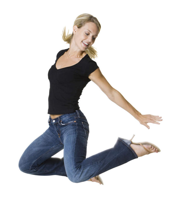 西方人,一个人,跳,伸展双臂,笑,微笑,露齿笑,竖图,室内,白天,白色背景,正面,高跟鞋,时尚,鞋子,欧洲,欧洲人,仅一个年轻女性,仅一个女性,仅一个人,服装,裤子,半空,注视,牛仔裤,休闲装,衣服,黑色,低头,观察,看,休闲,休闲服,摄影,服饰,影棚,观看,察看,关注,时髦,时兴,年轻女性,女人,女性,白种人,敞开双臂,伸开双臂,跳跃,展开双肩,张开手臂,张开双臂,彩图,全身,影棚拍摄,拍摄