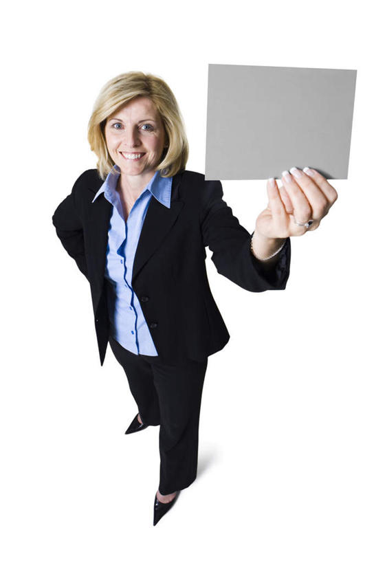 西方人,一个人,商务人士,商务女性,站,举,笑,微笑,露齿笑,竖图,俯视,室内,白天,白色背景,高跟鞋,时尚,指示牌,鞋子,欧洲,欧洲人,仅一个女性,仅一个人,握,套装,拿,拿着,注视,标识,手叉腰,标记,一个,灰色,叉腰,观察,看,托,站着,仅一个中年女性,握着,摄影,影棚,单个,观看,察看,关注,时髦,商务装,工薪阶层,表记,标帜,时兴,女人,女性,中年女性,白种人,白领,上班族,举起,举手,举着,向上举,向上伸,向上托,站立,彩图,高角度拍摄,全身,影棚拍摄,拍摄