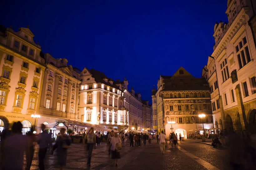 西方人,家,走,横图,室外,夜晚,仰视,度假,美景,城市风光,城市,道路,路,路灯,公路,照明,德国,欧洲,欧洲人,行人,游客,游人,阴影,服装,朦胧,模糊,光线,影子,房屋,屋子,景观,公寓,灯光,交通,许多人,休闲装,娱乐,洋房,楼房,路人,旅客,住宅,灯,衣服,蓝色,蓝天,天空,天,一群人,享受,休闲,休闲服,景色,放松,服饰,晴朗,照亮,照明设备,西欧,万里无云,德意志联邦共和国,过客,男人,男性,女人,女性,中年男性,中年女性,白种人,晴空,晴空万里,马路,步行,散步,走路,半身,彩图,低角度拍摄,房子