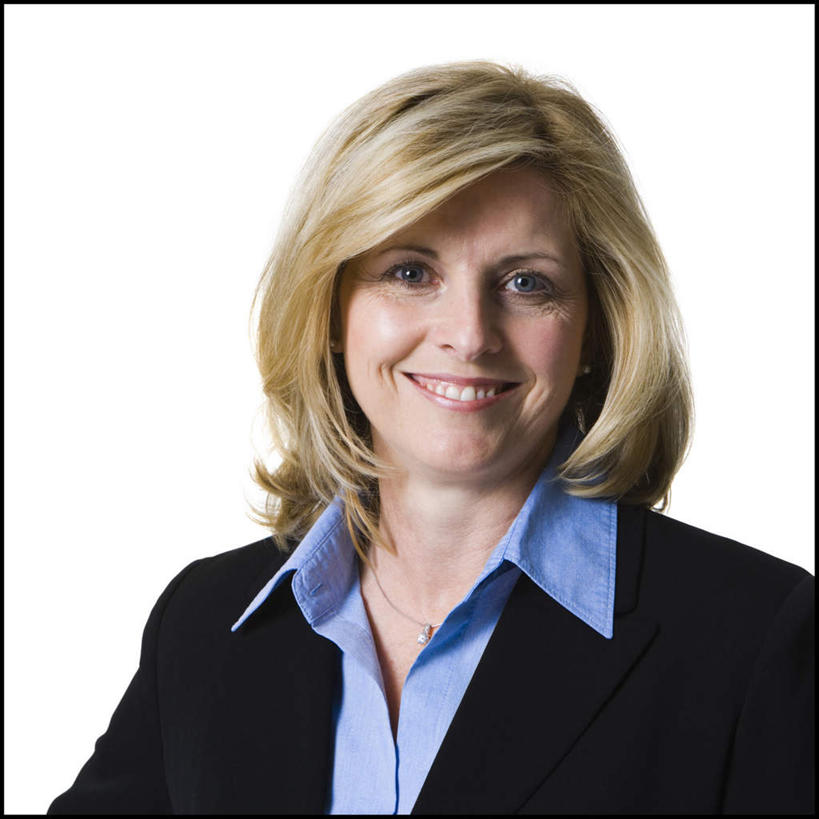 西方人,脸,头,脸颊,头发,一个人,商务人士,商务女性,笑,微笑,露齿笑,方图,室内,特写,白天,白色背景,正面,欧洲,欧洲人,仅一个女性,仅一个人,套装,注视,肩膀,黄色,观察,看,仅一个中年女性,摄影,影棚,观看,察看,关注,商务装,工薪阶层,女人,女性,中年女性,白种人,头部,长发,直发,脸部,脸蛋,面部,白领,上班族,半身,彩图,影棚拍摄,拍摄