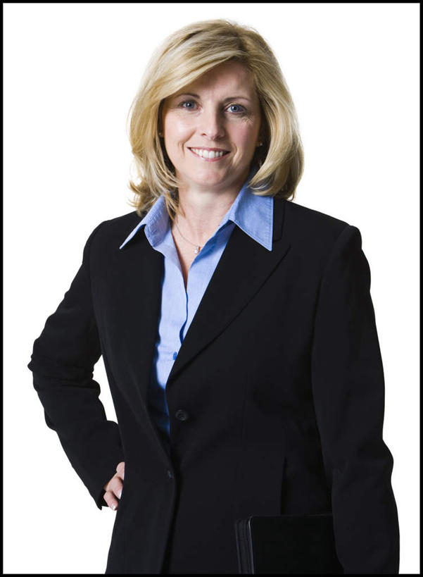 西方人,一个人,商务人士,商务女性,站,笑,微笑,露齿笑,竖图,室内,白天,白色背景,正面,欧洲,欧洲人,仅一个女性,仅一个人,套装,注视,手叉腰,叉腰,观察,看,站着,仅一个中年女性,摄影,影棚,观看,察看,关注,商务装,工薪阶层,女人,女性,中年女性,白种人,白领,上班族,站立,半身,彩图,影棚拍摄,拍摄