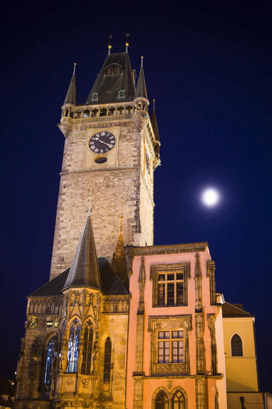 无人,教堂,竖图,室外,夜晚,仰视,旅游,度假,标志建筑,地标,建筑,欧洲,捷克,节日,时间,时钟,月亮,钟楼,月光,首都,计时,文化,娱乐,建设,蓝色,蓝天,天空,钟表,天,祈祷,享受,休闲,健康,表,旅游胜地,放松,许愿,宗教,信仰,晴朗,纪念,祈求,明亮,基督教,天主教,信念,中欧,捷克共和国,万里无云,塔钟,皎洁,布拉格,平安,钟,晴空,晴空万里,彩图,低角度拍摄,大教堂,礼拜堂