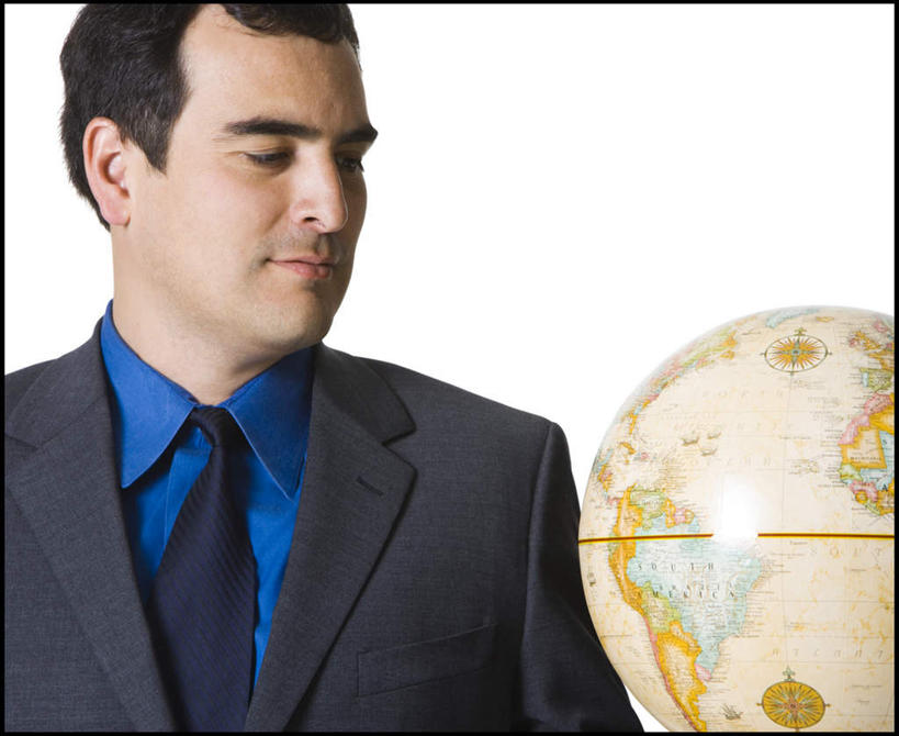 西方人,脸,头,脸颊,一个人,商务人士,商务男性,笑,微笑,横图,室内,特写,白天,白色背景,正面,衬衫,仪器,海洋,地图,欧洲,欧洲人,仅一个男性,仅一个人,仅一个中年男性,套装,网格,地球仪,线条,世界地图,地球,陆地,领带,全球,注视,肩膀,球,经纬线,模型,观察,看,球体,摄影,地理,国家,影棚,观看,大陆,察看,世界,象征,庄重,关注,商务装,身份,纬线,版图,经线,工薪阶层,经纬仪,地理学,正式,地位,男人,男性,中年男性,白种人,头部,脸部,脸蛋,面部,白领,上班族,半身,彩图,影棚拍摄,衬衣,拍摄,大洋,大洲