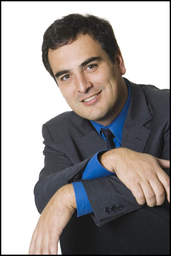 西方人,一个人,商务人士,商务男性,笑,双手交叉,微笑,露齿笑,竖图,室内,白天,白色背景,正面,衬衫,欧洲,欧洲人,仅一个男性,仅一个人,仅一个中年男性,套装,领带,注视,观察,看,摄影,影棚,观看,察看,象征,庄重,关注,商务装,身份,工薪阶层,正式,地位,男人,男性,中年男性,白种人,白领,上班族,半身,彩图,影棚拍摄,衬衣,拍摄