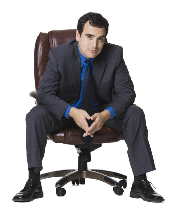 西方人,一个人,商务人士,商务男性,坐,竖图,室内,白天,白色背景,正面,衬衫,椅子,欧洲,欧洲人,仅一个男性,仅一个人,仅一个中年男性,握,套装,领带,注视,会议椅,观察,看,握着,摄影,影棚,观看,办公椅,察看,象征,庄重,关注,商务装,身份,工薪阶层,正式,地位,商务椅,培训椅,男人,男性,中年男性,白种人,白领,上班族,坐着,彩图,全身,影棚拍摄,衬衣,拍摄