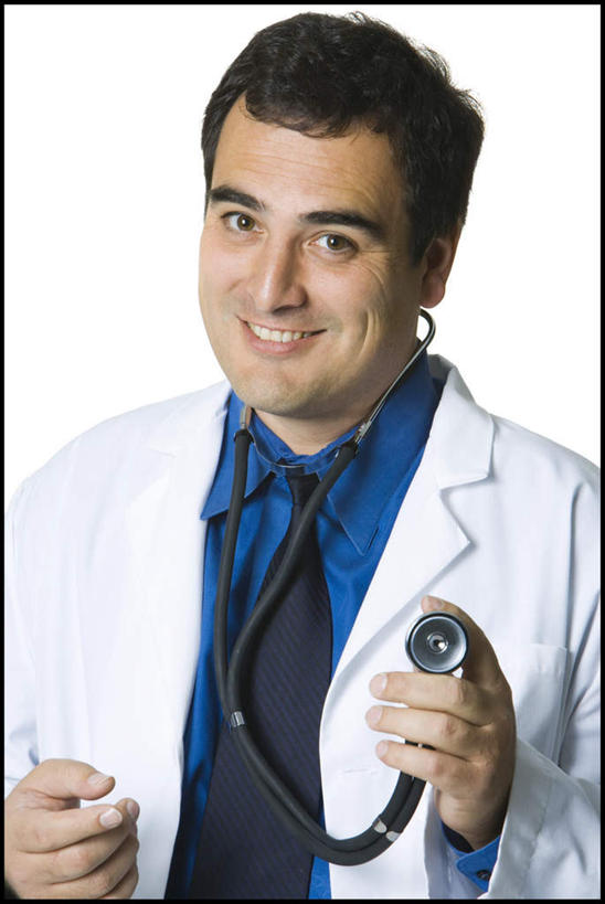 西方人,脸,头,脸颊,手,一个人,医生,笑,微笑,露齿笑,竖图,室内,白天,白色背景,正面,工作服,制服,欧洲,欧洲人,仅一个男性,仅一个人,仅一个中年男性,握,领带,拿,拿着,注视,肩膀,白色,听诊器,观察,看,医护人员,医疗人员,手部,握着,摄影,影棚,观看,察看,医疗设备,象征,庄重,白大褂,关注,医疗器械,身份,医疗工具,正式,地位,工作制服,检测工具,男人,男性,中年男性,白种人,头部,脸部,脸蛋,面部,大夫,半身,彩图,影棚拍摄,工作套服,拍摄