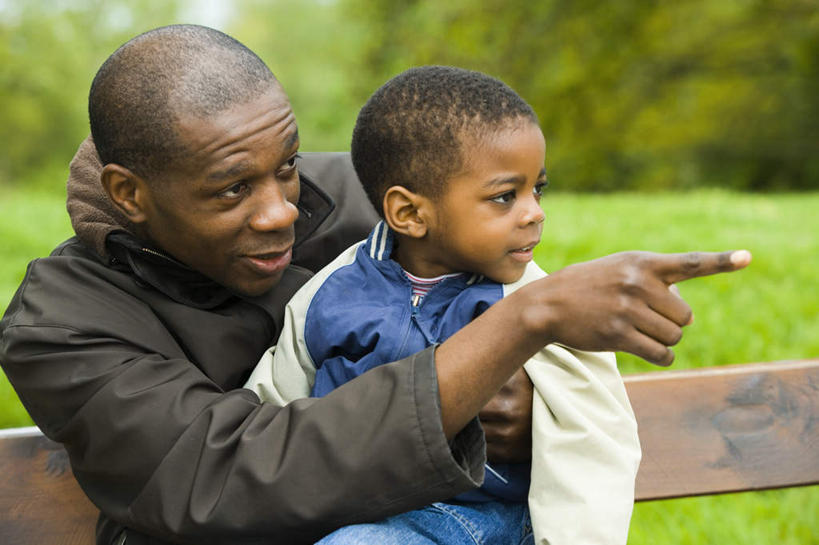 西方人,儿童,两个人,家庭,父亲,儿子,坐,抱,笑,微笑,露齿笑,横图,室外,白天,正面,纯洁,草地,草坪,植物,椅子,欧洲,非洲,黑人,欧洲人,指,服装,朦胧,模糊,木椅,注视,指点,休闲装,草,树,树木,小孩,衣服,绿色,自然,观察,看,休闲,温暖,温馨,父子,一家人,休闲服,父爱,可爱,童年,童趣,服饰,生长,成长,抱着,观看,和睦,察看,搂着,指向,关注,童真,烂漫,无邪,天真,男孩,男人,男性,年轻男性,非洲人,孩子,年轻人,搂,搂抱,坐着,半身,彩图,融洽,男生