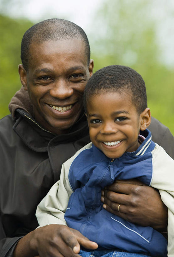 西方人,儿童,两个人,家庭,父亲,儿子,坐,抱,笑,微笑,露齿笑,竖图,室外,白天,正面,纯洁,植物,欧洲,非洲,黑人,欧洲人,服装,朦胧,模糊,注视,休闲装,树,树木,小孩,衣服,绿色,自然,观察,看,休闲,温暖,温馨,父子,一家人,休闲服,父爱,可爱,童年,童趣,服饰,生长,成长,抱着,观看,和睦,察看,搂着,关注,童真,烂漫,无邪,天真,男孩,男人,男性,年轻男性,非洲人,孩子,年轻人,搂,搂抱,坐着,半身,彩图,融洽,男生