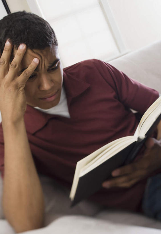 西方人,一个人,客厅,坐,摸,竖图,室内,白天,正面,窗户,沙发,书籍,欧洲,非洲,黑人,欧洲人,仅一个男性,仅一个人,一本,撑,抚摸,握,服装,墙,拿,拿着,托腮,注视,休闲装,玻璃窗,墙壁,墙面,仅一个年轻男性,衣服,观察,看,托,休闲,休闲服,握着,服饰,观看,察看,起居室,关注,托下巴,布艺沙发,客堂,迷惑,男人,男性,年轻男性,非洲人,书,图书,触摸,接触,坐着,半身,彩图