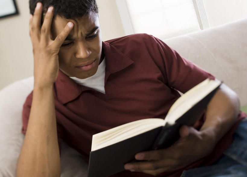 西方人,一个人,客厅,坐,摸,横图,室内,白天,正面,窗户,沙发,书籍,欧洲,非洲,黑人,欧洲人,仅一个男性,仅一个人,一本,撑,抚摸,握,服装,墙,拿,拿着,托腮,注视,休闲装,玻璃窗,墙壁,墙面,仅一个年轻男性,衣服,观察,看,托,休闲,休闲服,握着,服饰,观看,察看,起居室,关注,托下巴,布艺沙发,客堂,迷惑,男人,男性,年轻男性,非洲人,书,图书,触摸,接触,坐着,半身,彩图