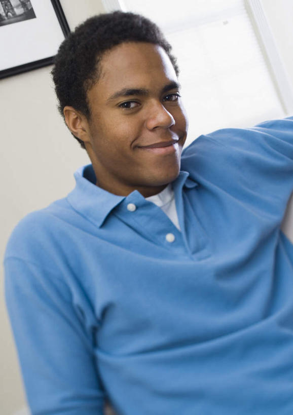 西方人,一个人,坐,笑,微笑,竖图,室内,白天,正面,相框,欧洲,非洲,黑人,欧洲人,仅一个男性,仅一个人,吊挂,悬挂,服装,墙,挂,注视,休闲装,墙壁,墙面,仅一个年轻男性,衣服,蓝色,观察,看,休闲,休闲服,服饰,观看,察看,关注,男人,男性,年轻男性,非洲人,坐着,半身,彩图