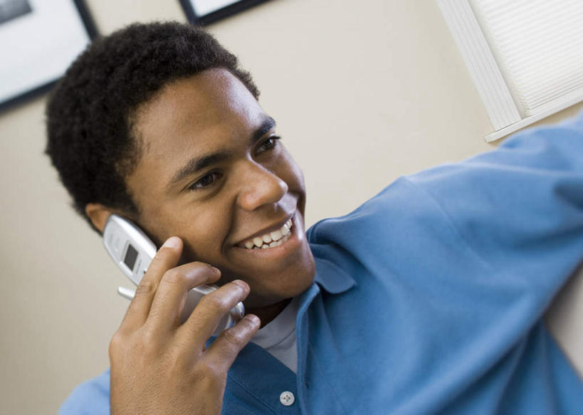 西方人,脸,头,脸颊,手,一个人,坐,笑,打电话,微笑,露齿笑,横图,室内,特写,白天,正面,电话,手机,相框,欧洲,非洲,黑人,欧洲人,仅一个男性,仅一个人,吊挂,握,悬挂,服装,墙,挂,拿,听,拿着,注视,休闲装,通讯设备,肩膀,墙壁,墙面,仅一个年轻男性,衣服,蓝色,观察,看,休闲,手部,休闲服,握着,服饰,观看,单手,察看,关注,交流,男人,男性,年轻男性,非洲人,头部,脸部,脸蛋,面部,沟通,通话,坐着,半身,彩图