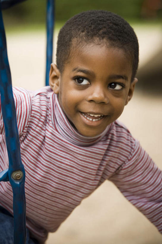 西方人,儿童,一个人,坐,笑,微笑,露齿笑,竖图,室外,白天,正面,游戏,纯洁,草地,草坪,植物,欧洲,非洲,黑人,欧洲人,仅一个男性,仅一个人,摇摆,服装,朦胧,模糊,玩,注视,休闲装,娱乐,草,小孩,衣服,绿色,秋千,荡秋千,观察,看,仅一个小孩,休闲,休闲服,可爱,童年,童趣,服饰,观看,活动,察看,关注,摇晃,童真,烂漫,无邪,天真,男孩,男人,男性,白种人,非洲人,孩子,玩耍,嬉戏,坐着,半身,彩图,男生