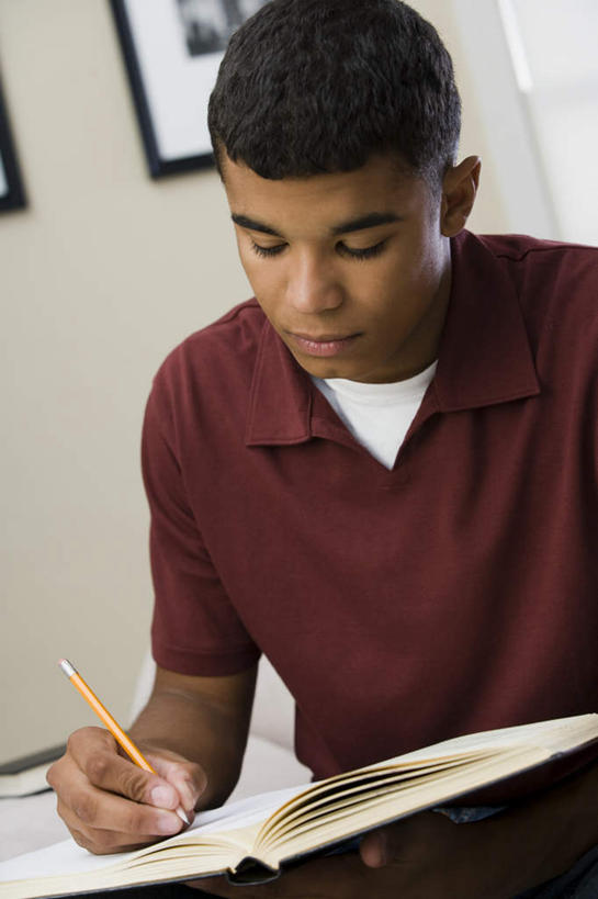 西方人,一个人,坐,竖图,室内,白天,正面,书籍,相框,欧洲,非洲,黑人,欧洲人,仅一个男性,仅一个人,吊挂,握,悬挂,服装,笔,墙,办公用品,挂,拿,拿着,注视,休闲装,墙壁,墙面,文具,仅一个年轻男性,衣服,黄色,铅笔,学习用品,观察,看,休闲,休闲服,握着,服饰,观看,文具用品,察看,书写,关注,男人,男性,年轻男性,非洲人,书,图书,坐着,半身,彩图