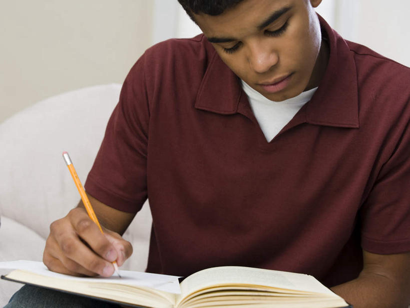 西方人,一个人,客厅,坐,横图,室内,白天,正面,沙发,书籍,欧洲,非洲,黑人,欧洲人,仅一个男性,仅一个人,握,服装,笔,墙,办公用品,拿,拿着,注视,休闲装,墙壁,墙面,文具,仅一个年轻男性,衣服,黄色,铅笔,学习用品,观察,看,休闲,休闲服,握着,服饰,观看,文具用品,察看,起居室,书写,关注,布艺沙发,客堂,男人,男性,年轻男性,非洲人,书,图书,坐着,半身,彩图