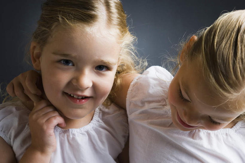 西方人,儿童,脸,头,脸颊,头发,两个人,家庭,抱,笑,微笑,露齿笑,横图,室内,特写,白天,正面,纯洁,欧洲,欧洲人,黑色背景,服装,注视,休闲装,小孩,衣服,黄色,白色,观察,看,休闲,温暖,温馨,一家人,休闲服,可爱,童年,童趣,摄影,服饰,影棚,抱着,观看,和睦,察看,搂着,关注,童真,烂漫,无邪,天真,女孩,女人,女性,白种人,头部,长发,卷发,脸部,脸蛋,面部,怀抱,搂,搂抱,相抱,拥抱,半身,彩图,影棚拍摄,拍摄,融洽,女生