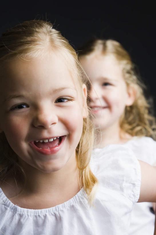 西方人,儿童,脸,头,脸颊,头发,两个人,家庭,站,笑,微笑,露齿笑,竖图,室内,特写,白天,正面,纯洁,欧洲,欧洲人,黑色背景,服装,注视,休闲装,小孩,衣服,黄色,白色,观察,看,站着,休闲,温暖,温馨,一家人,休闲服,可爱,童年,童趣,摄影,服饰,影棚,观看,和睦,察看,关注,童真,烂漫,无邪,天真,女孩,女人,女性,白种人,头部,长发,卷发,脸部,脸蛋,面部,站立,半身,彩图,影棚拍摄,拍摄,融洽,女生