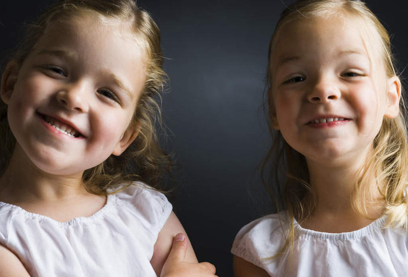 西方人,儿童,脸,头,脸颊,头发,两个人,家庭,站,笑,双手交叉,微笑,露齿笑,横图,室内,特写,白天,正面,纯洁,欧洲,欧洲人,黑色背景,服装,注视,休闲装,小孩,衣服,黄色,白色,观察,看,站着,休闲,温暖,温馨,一家人,休闲服,可爱,童年,童趣,摄影,服饰,影棚,观看,和睦,察看,双手抱胸,关注,童真,烂漫,无邪,天真,女孩,女人,女性,白种人,头部,长发,卷发,脸部,脸蛋,面部,站立,半身,彩图,影棚拍摄,拍摄,融洽,女生