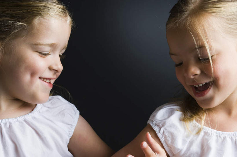 西方人,儿童,脸,头,脸颊,头发,两个人,家庭,站,笑,摸,微笑,露齿笑,横图,室内,特写,白天,正面,纯洁,欧洲,欧洲人,抚摸,黑色背景,服装,注视,休闲装,小孩,衣服,黄色,白色,低头,观察,看,站着,休闲,温暖,温馨,一家人,休闲服,可爱,童年,童趣,摄影,服饰,影棚,观看,和睦,察看,关注,童真,烂漫,无邪,酒涡,梨涡,天真,女孩,女人,女性,白种人,头部,长发,卷发,脸部,脸蛋,面部,触摸,接触,站立,半身,彩图,影棚拍摄,拍摄,融洽,女生