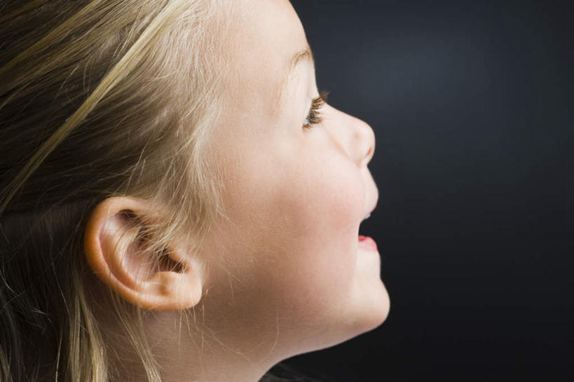 西方人,儿童,脸,头,脸颊,头发,一个人,笑,微笑,露齿笑,横图,室内,特写,白天,侧面,纯洁,欧洲,欧洲人,仅一个女性,仅一个人,黑色背景,注视,小孩,黄色,观察,看,仅一个小孩,可爱,童年,童趣,摄影,影棚,观看,察看,关注,童真,烂漫,无邪,天真,女孩,女人,女性,白种人,孩子,头部,长发,卷发,脸部,脸蛋,面部,抬头,仰头,半身,彩图,影棚拍摄,拍摄,女生