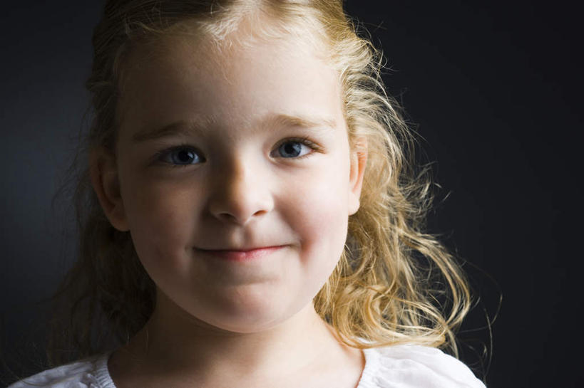 西方人,儿童,脸,头,脸颊,头发,一个人,笑,微笑,横图,室内,特写,白天,正面,纯洁,欧洲,欧洲人,仅一个女性,仅一个人,黑色背景,服装,注视,休闲装,小孩,衣服,黄色,白色,观察,看,仅一个小孩,休闲,休闲服,可爱,童年,童趣,摄影,服饰,影棚,观看,察看,关注,童真,烂漫,无邪,天真,女孩,女人,女性,白种人,孩子,头部,长发,卷发,脸部,脸蛋,面部,半身,彩图,影棚拍摄,拍摄,女生