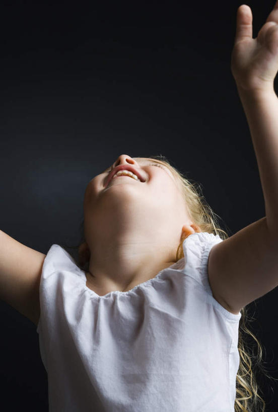 西方人,儿童,一个人,站,举,笑,微笑,露齿笑,竖图,室内,白天,正面,纯洁,欧洲,欧洲人,仅一个女性,仅一个人,黑色背景,服装,休闲装,小孩,衣服,白色,托,站着,仅一个小孩,休闲,休闲服,可爱,童年,童趣,摄影,服饰,影棚,童真,烂漫,无邪,天真,女孩,女人,女性,白种人,孩子,举起,举手,举着,抬头,向上举,向上伸,向上托,仰头,站立,半身,彩图,影棚拍摄,拍摄,女生