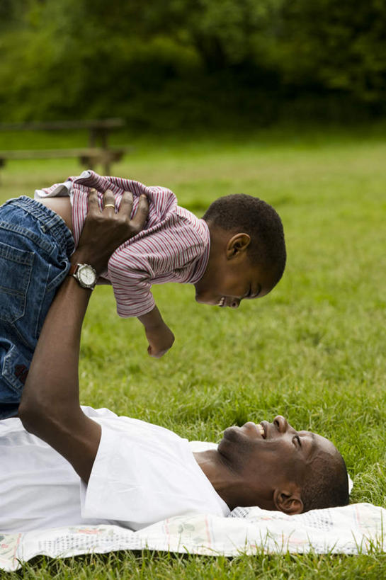 西方人,儿童,两个人,家庭,父亲,儿子,躺,举,抱,笑,微笑,露齿笑,竖图,室外,白天,侧面,纯洁,草地,草坪,植物,纺织品,欧洲,非洲,黑人,欧洲人,服装,装饰,时间,毛毯,时钟,手表,毯子,计时,注视,休闲装,相视,草,树,树木,纺织,小孩,衣服,绿色,自然,垫子,钟表,观察,看,托,休闲,温暖,温馨,父子,一家人,面对面,休闲服,表,父爱,可爱,童年,童趣,服饰,生长,成长,抱着,观看,对视,华丽,修饰,腕表,点缀,和睦,察看,互视,搂着,关注,相对,童真,烂漫,无邪,相看,衬托,美观,雅致,雅观,卧着,天真,男孩,男人,男性,年轻男性,非洲人,孩子,年轻人,钟,举起,举手,举着,搂,搂抱,躺着,卧,向上举,向上伸,向上托,半身,彩图,融洽,男生