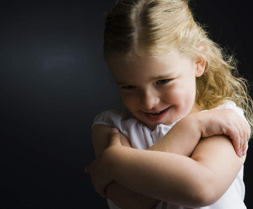 西方人,儿童,一个人,站,笑,双手交叉,微笑,露齿笑,横图,室内,白天,正面,纯洁,欧洲,欧洲人,仅一个女性,仅一个人,黑色背景,服装,注视,休闲装,小孩,衣服,白色,观察,看,站着,仅一个小孩,休闲,休闲服,可爱,童年,童趣,摄影,服饰,影棚,观看,察看,双手抱胸,关注,童真,烂漫,无邪,天真,女孩,女人,女性,白种人,孩子,站立,半身,彩图,影棚拍摄,拍摄,女生