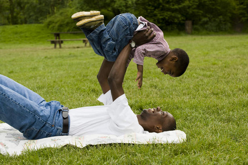 西方人,儿童,两个人,家庭,父亲,儿子,躺,举,抱,笑,微笑,露齿笑,横图,室外,白天,侧面,纯洁,草地,草坪,植物,纺织品,欧洲,非洲,黑人,欧洲人,服装,装饰,时间,毛毯,时钟,手表,毯子,计时,注视,休闲装,相视,草,树,树木,纺织,小孩,衣服,绿色,自然,垫子,钟表,观察,看,托,休闲,温暖,温馨,父子,一家人,面对面,休闲服,表,父爱,可爱,童年,童趣,服饰,生长,成长,抱着,观看,对视,华丽,修饰,腕表,点缀,和睦,察看,互视,搂着,关注,相对,童真,烂漫,无邪,相看,衬托,美观,雅致,雅观,卧着,天真,男孩,男人,男性,年轻男性,非洲人,孩子,年轻人,钟,举起,举手,举着,搂,搂抱,躺着,卧,向上举,向上伸,向上托,半身,彩图,融洽,男生