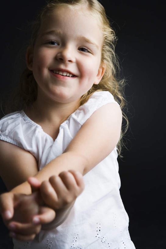 西方人,儿童,一个人,站,笑,微笑,露齿笑,竖图,室内,白天,正面,纯洁,欧洲,欧洲人,仅一个女性,仅一个人,握,黑色背景,服装,注视,休闲装,小孩,衣服,白色,观察,看,站着,仅一个小孩,休闲,休闲服,可爱,童年,童趣,握着,摄影,服饰,影棚,观看,察看,关注,童真,烂漫,无邪,天真,女孩,女人,女性,白种人,孩子,站立,半身,彩图,影棚拍摄,拍摄,女生