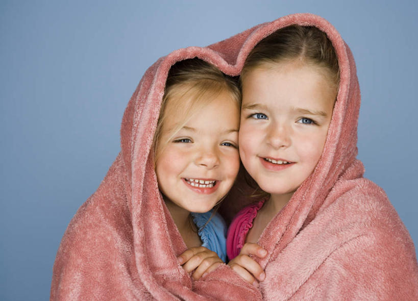 西方人,儿童,脸,头,脸颊,两个人,家庭,笑,微笑,露齿笑,横图,室内,特写,白天,正面,纯洁,欧洲,欧洲人,服装,纺织物,浴巾,依偎,注视,休闲装,小孩,衣服,粉色,毛巾,观察,看,靠,靠着,清洁,倚靠,休闲,温暖,温馨,一家人,休闲服,可爱,童年,童趣,摄影,服饰,影棚,观看,保暖,和睦,察看,倚着,关注,童真,透气,烂漫,无邪,防水,依附,依赖,投靠,储水,耐磨,吸水,天真,女孩,女人,女性,白种人,头部,脸部,脸蛋,面部,半身,彩图,影棚拍摄,拍摄,融洽,女生