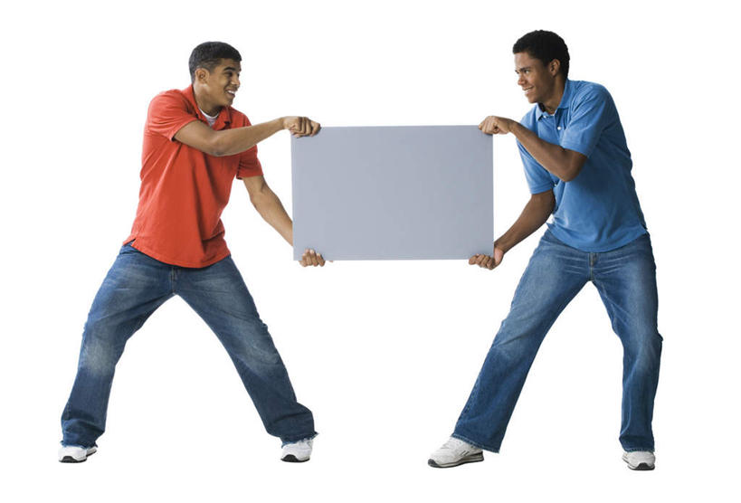 西方人,两个人,伙伴,朋友,站,拉,笑,微笑,露齿笑,横图,室内,白天,白色背景,正面,友谊,指示牌,欧洲,非洲,黑人,欧洲人,一块,握,服装,拿,拿着,注视,休闲装,标识,标记,相视,衣服,蓝色,灰色,观察,看,站着,休闲,面对面,休闲服,橙色,握着,摄影,服饰,影棚,观看,对视,察看,互视,关注,相对,相看,表记,标帜,友情,男人,男性,年轻男性,非洲人,站立,彩图,全身,影棚拍摄,拍摄