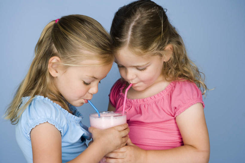 西方人,儿童,两个人,家庭,站,横图,室内,白天,正面,纯洁,杯子,欧洲,欧洲人,喝,握,蓝色背景,服装,塑料,食品,甜点,甜品,拿,拿着,注视,休闲装,玻璃制品,食物,饮料,一个,小孩,衣服,粉色,蓝色,水杯,塑料制品,吸管,甜食,低头,观察,看,站着,休闲,温暖,温馨,一家人,休闲服,冰淇淋,可爱,童年,童趣,握着,摄影,服饰,影棚,单个,观看,鲜奶,和睦,察看,空心,关注,奶昔,童真,烂漫,无邪,饮管,草莓奶昔,天真,女孩,女人,女性,白种人,玻璃杯,站立,半身,彩图,影棚拍摄,拍摄,融洽,女生,圆柱状